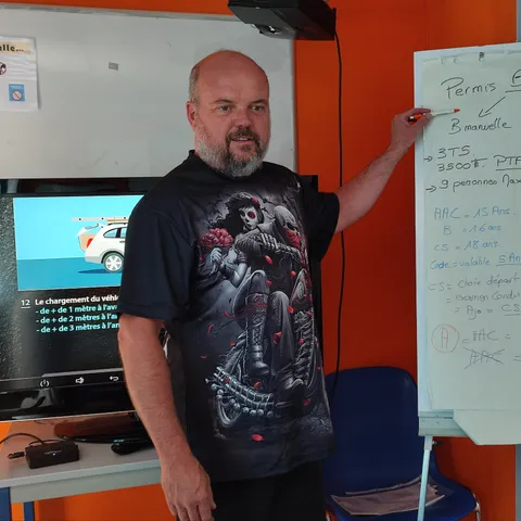 Cyrille, formateur·rice à l'Auto École OSR