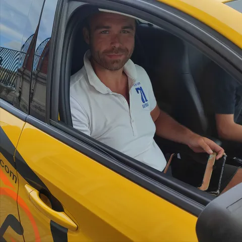 Maxence, formateur·rice à l'Auto École OSR