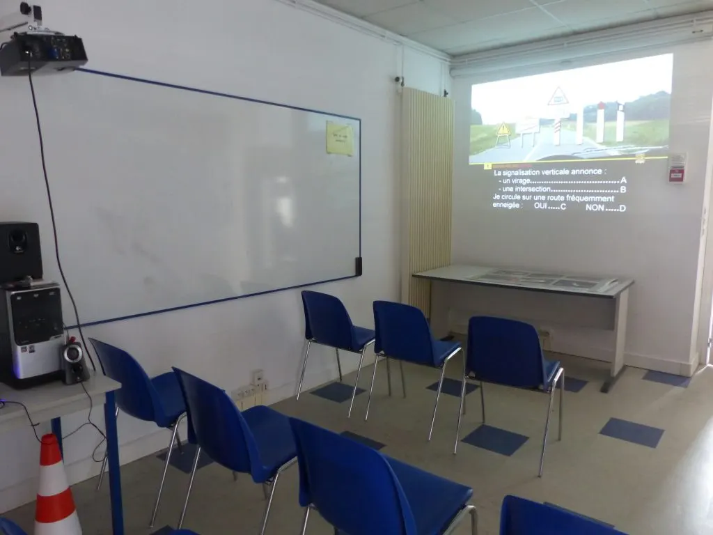 Salle de code de l’Auto École OSR avec projection des questions