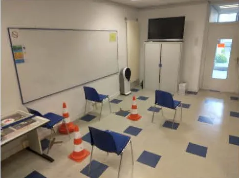 Salle de code avec écran et tableau blanc