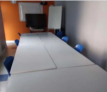 Grande salle de code avec table de réunion