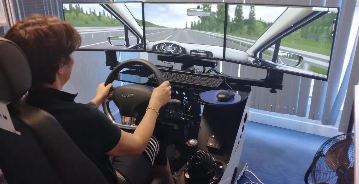 Élève sur le simulateur de conduite à trois écrans de l'Auto École OSR