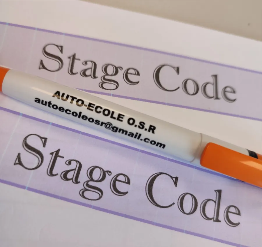 Stylo Auto-École OSR posé sur un support « Stage Code »